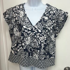 129. NWT Luna Moon V neck summer floral top, Ruffled Size XL